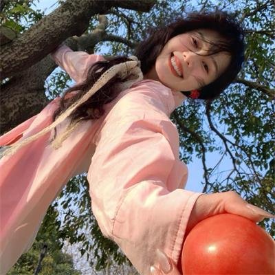 在他的阴影下 海报